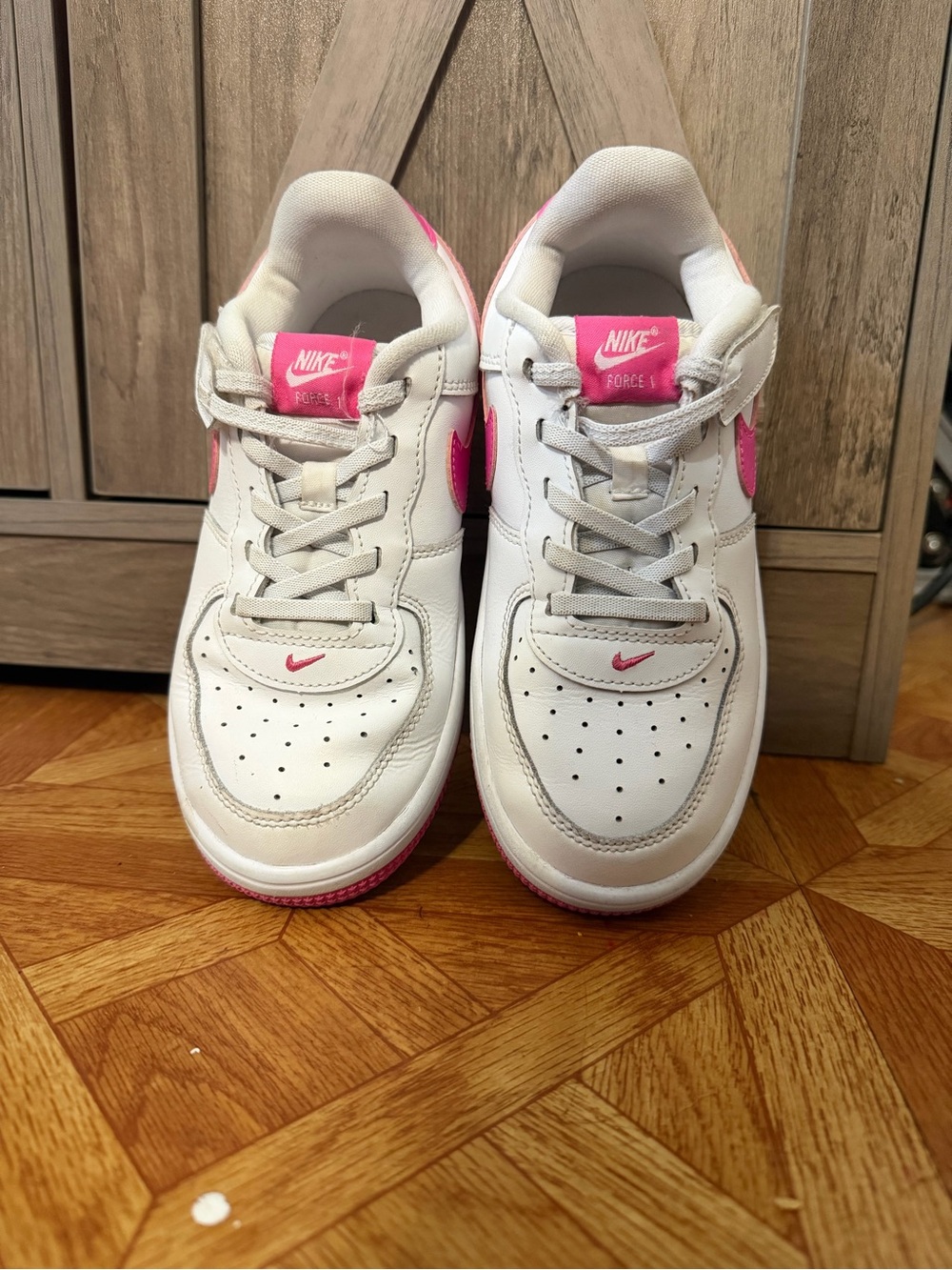 Nike Kids White & Pink Low-Top Sneakers with Hot Pink Swoosh